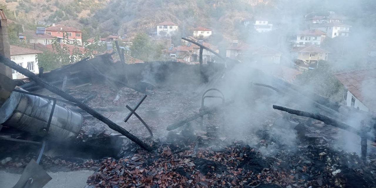 Çıkan yangında bir ev kullanılamaz hale geldi