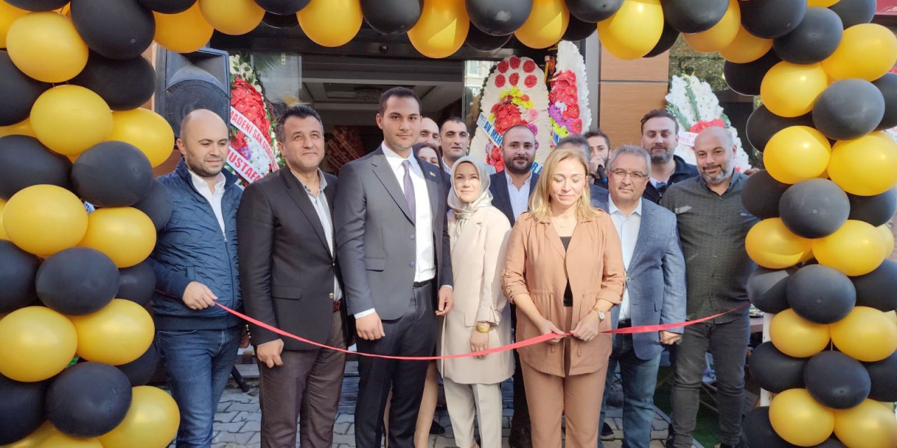 Avukatlık bürosu için geniş katılımlı açılışı
