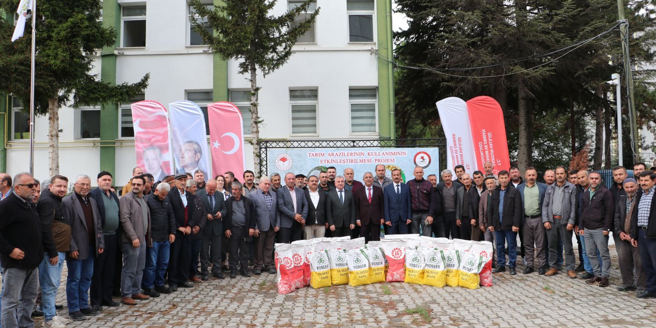 Çiftçilere kanola tohumu dağıtıldı