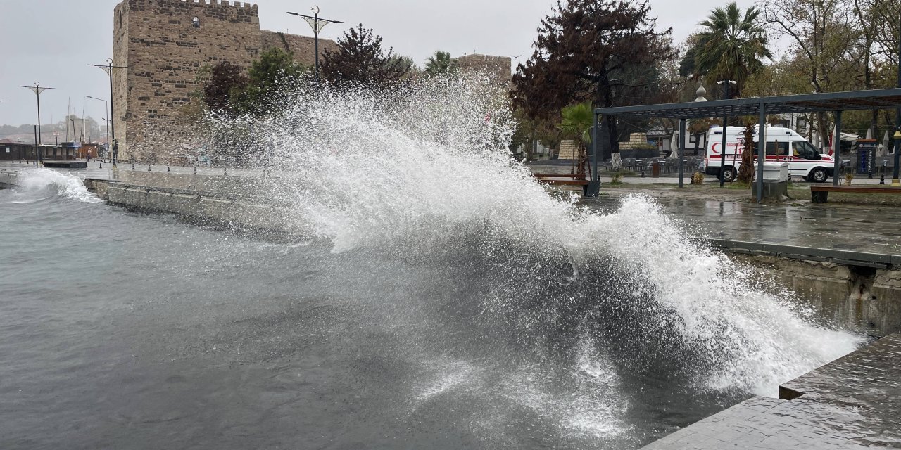Fırtınada 4 metrelik dalgalar oluştu