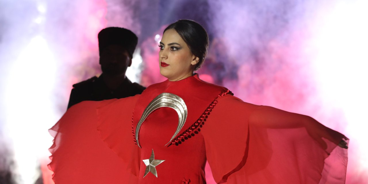 "Diriliş ve Direniş" temalı defile sergilendi