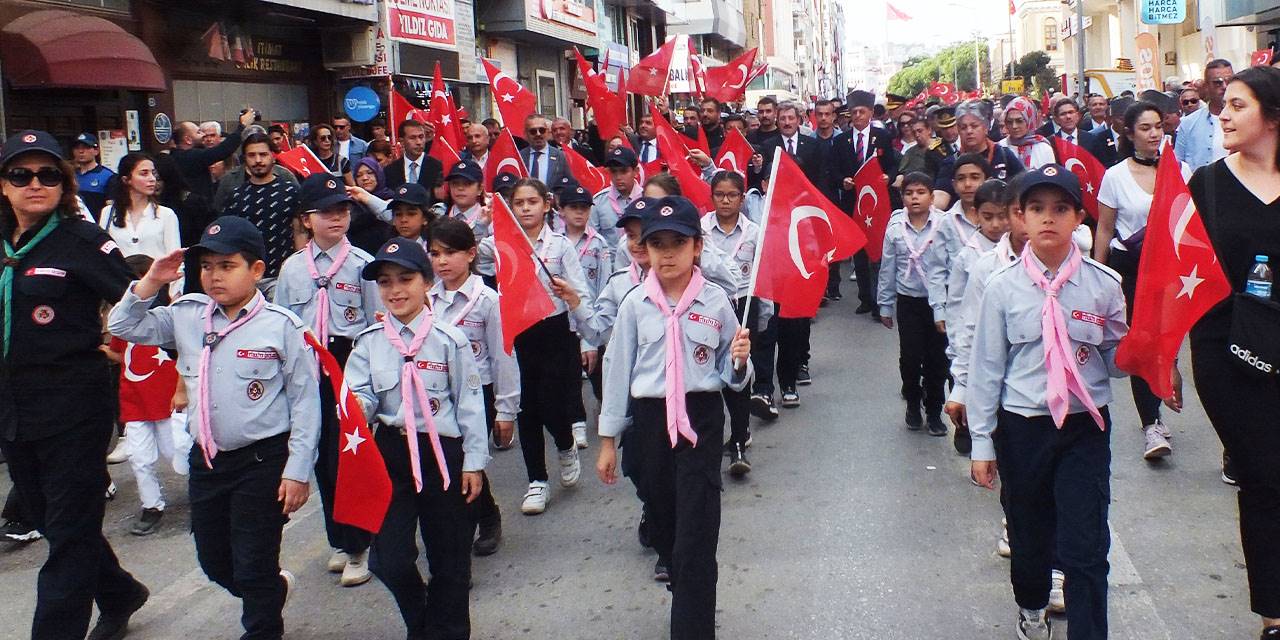 1919 metrelik Türk bayrağıyla Cumhuriyet Yürüyüşü