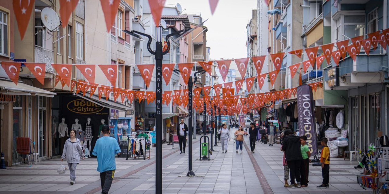 Cadde ve sokaklar bayraklarla süslendi