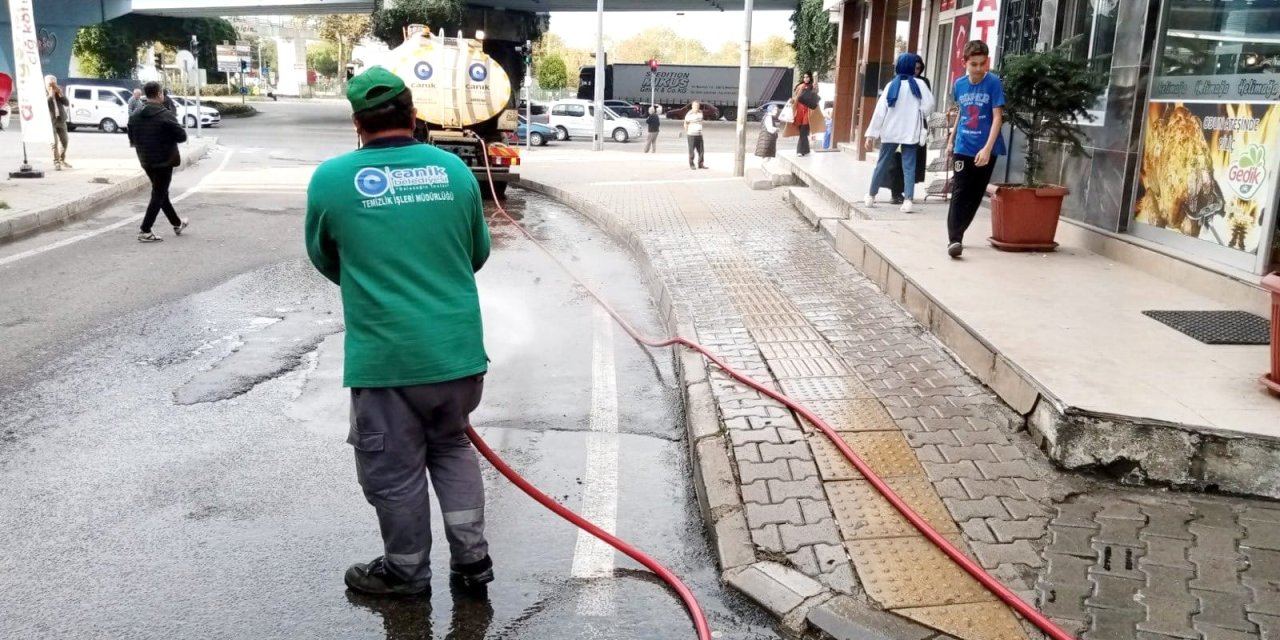 Cadde ve sokaklarda temizlik çalışmaları devam ediyor