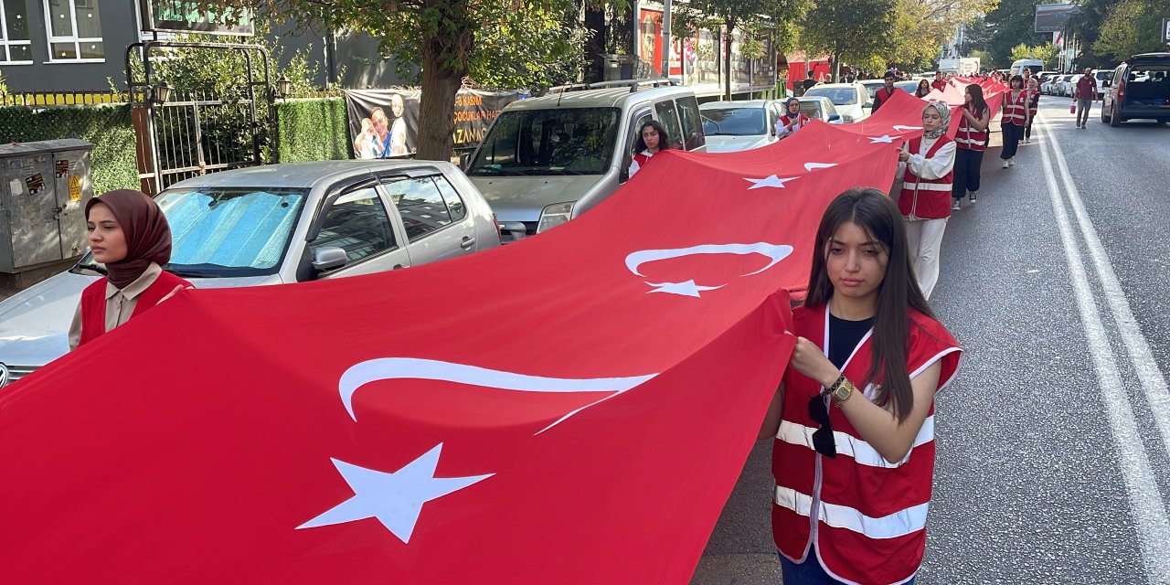 100 metrelik Türk bayrağıyla yürüyüş düzenlendi