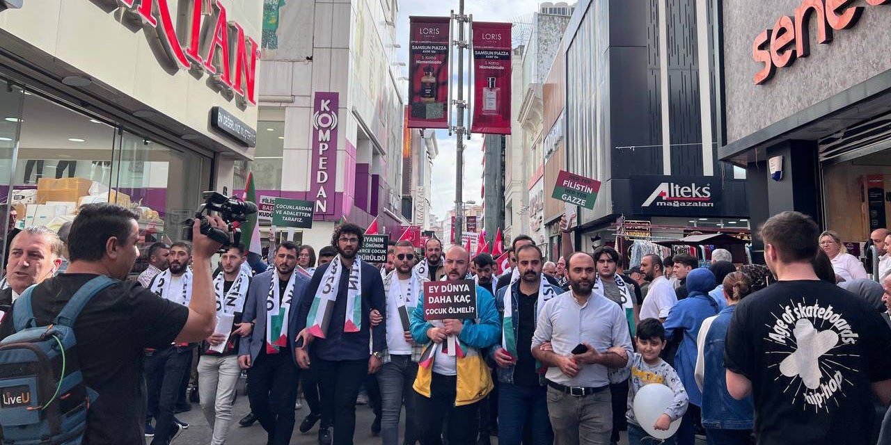 "Zalimin karşısında dimdik ayaktayız"