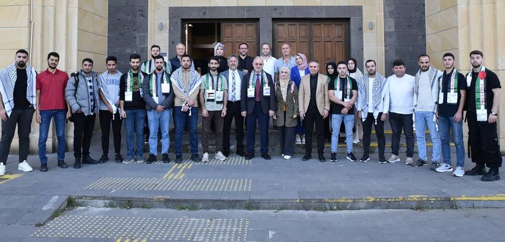 Rektörü Ünal Filistinli öğrencilerle buluştu