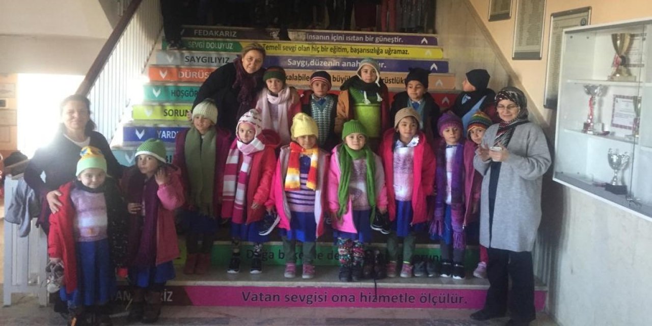 Çocuklar üşümesin diye kışlık giyecek örüyorlar