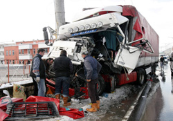 TIR elektirik direğine çarptı