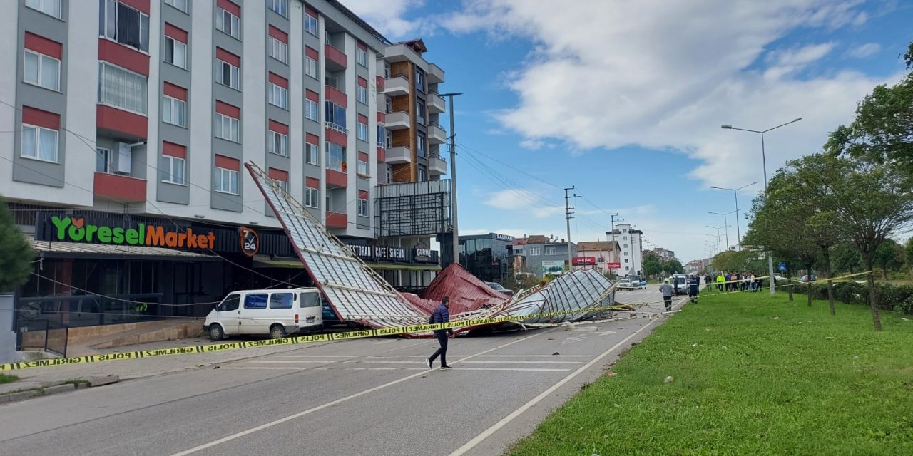 Bir binanın çatısı kara yoluna savruldu