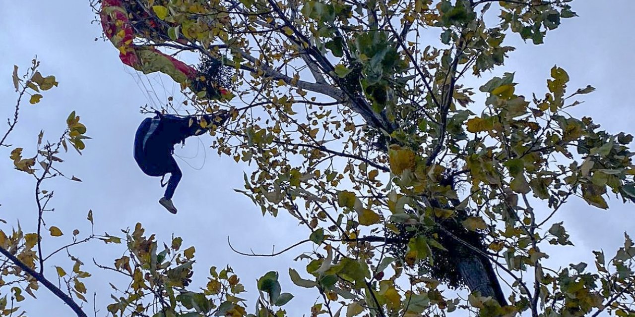 Ağaç dallarına takılan paraşütçü kurtarıldı