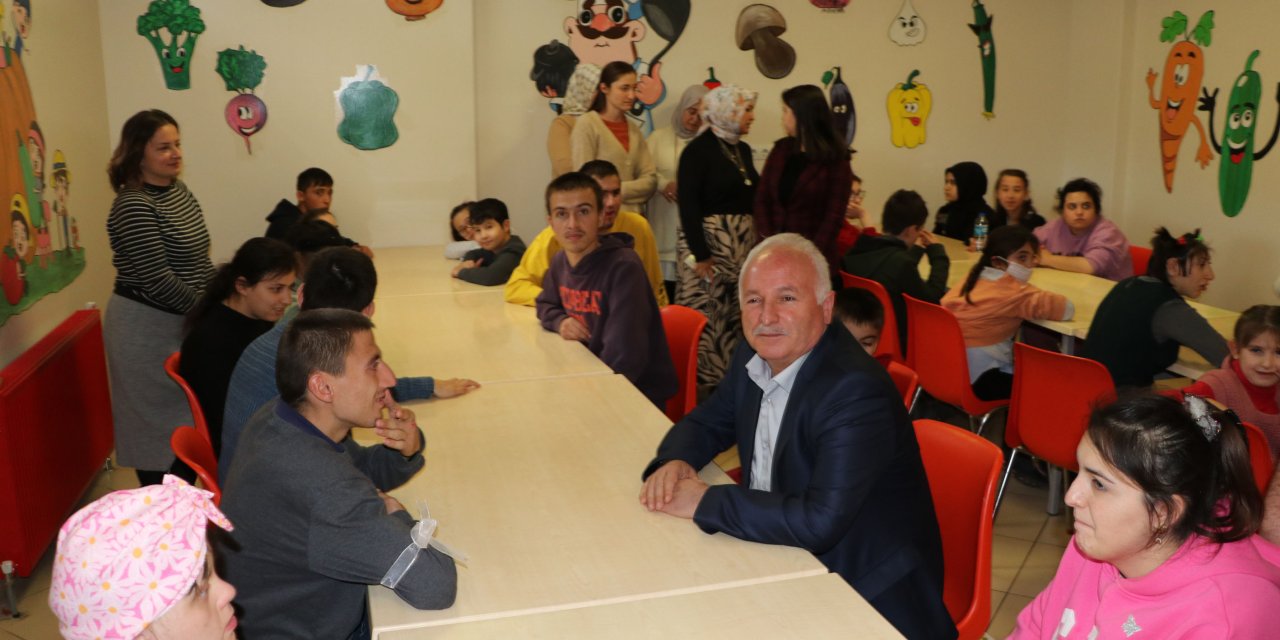 Havza’da Ak Partili Aday Adayı Kaya’da özel öğrencilere ziyaret