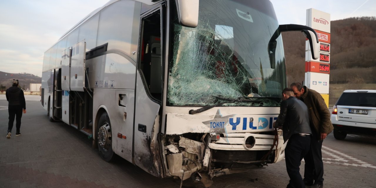 Samsun'da yolcu otobüsüyle otomobil çarpıştı