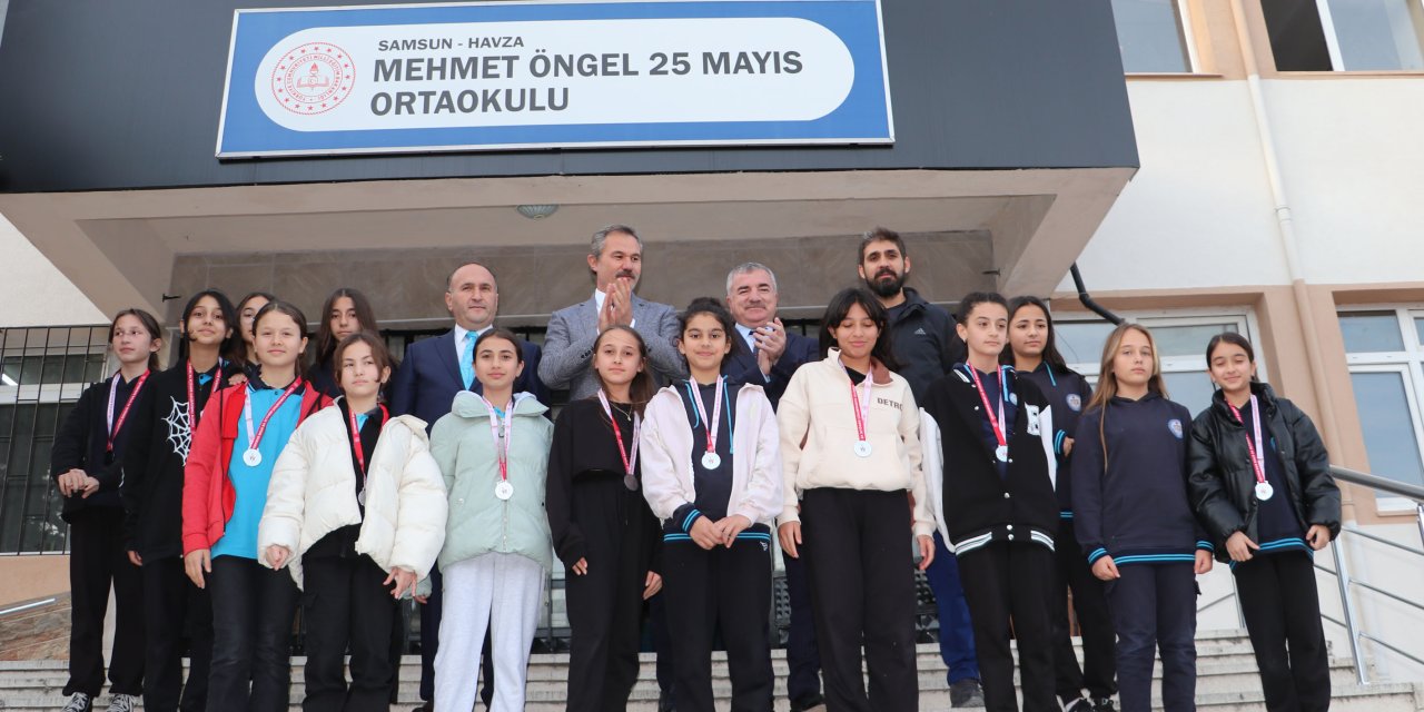Başkan Özdemir okullarda incelemede bulundu