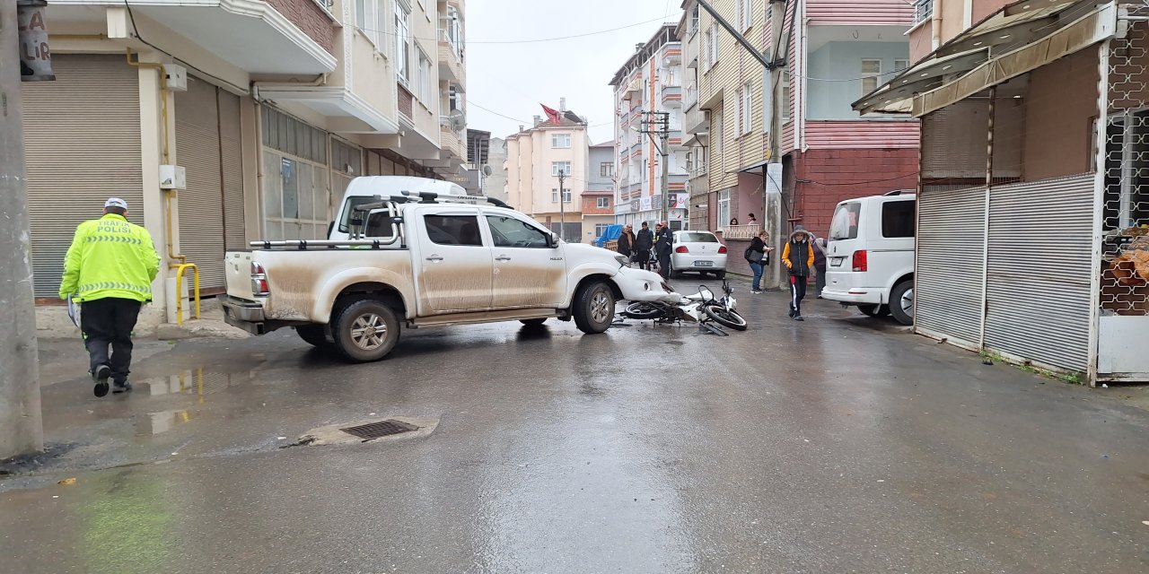 Kamyonetle çarpışan motosiklet sürücüsü yaralandı