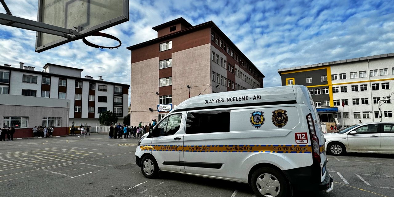 Okulun tavanındaki alçı döküldü