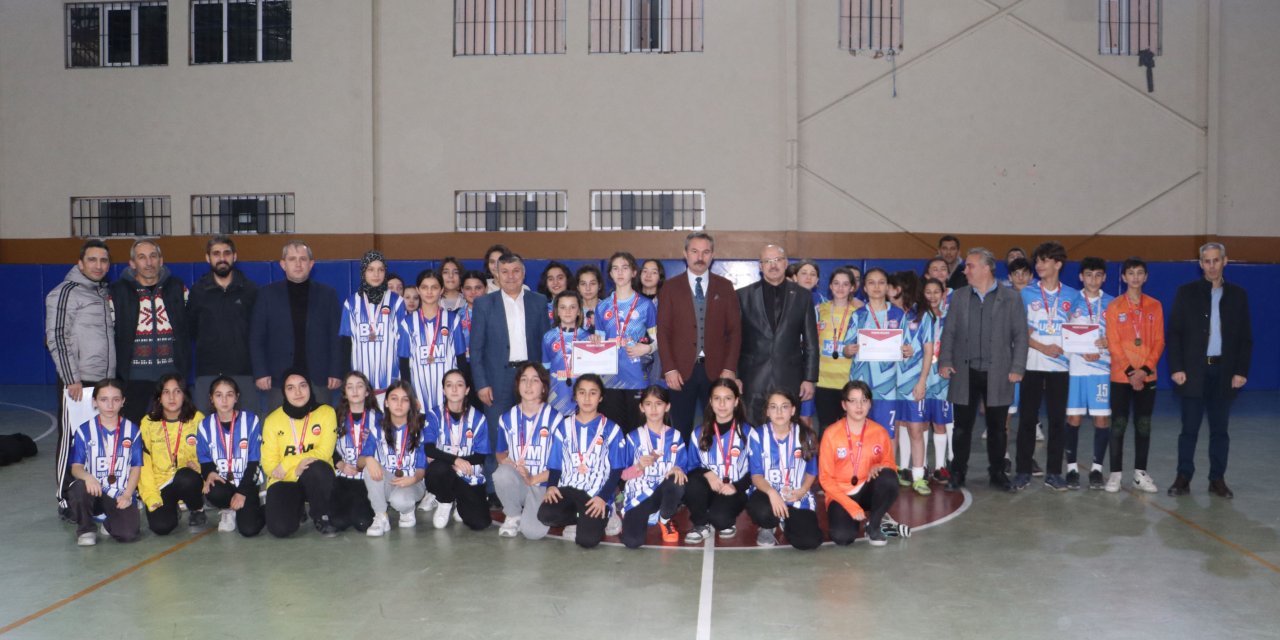Okullar arası futsal turnuvası düzenlendi