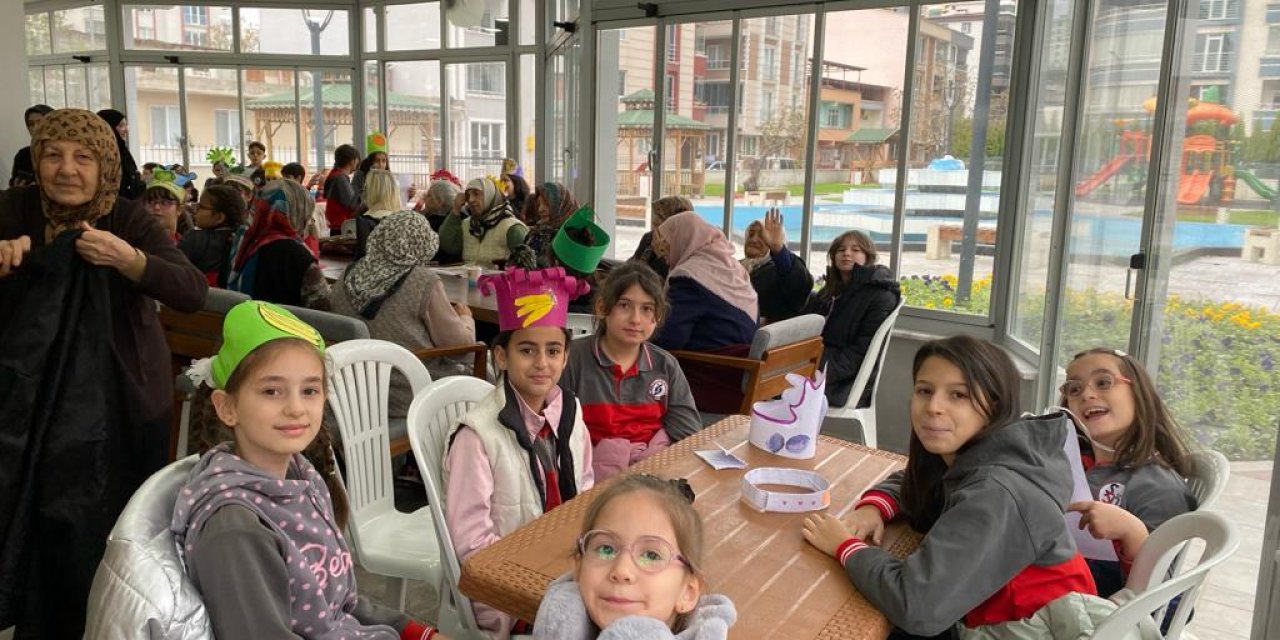 Minik öğrenciler yaşlı vatandaşları ziyaret etti
