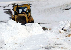 Kar köy yollarını kapadı