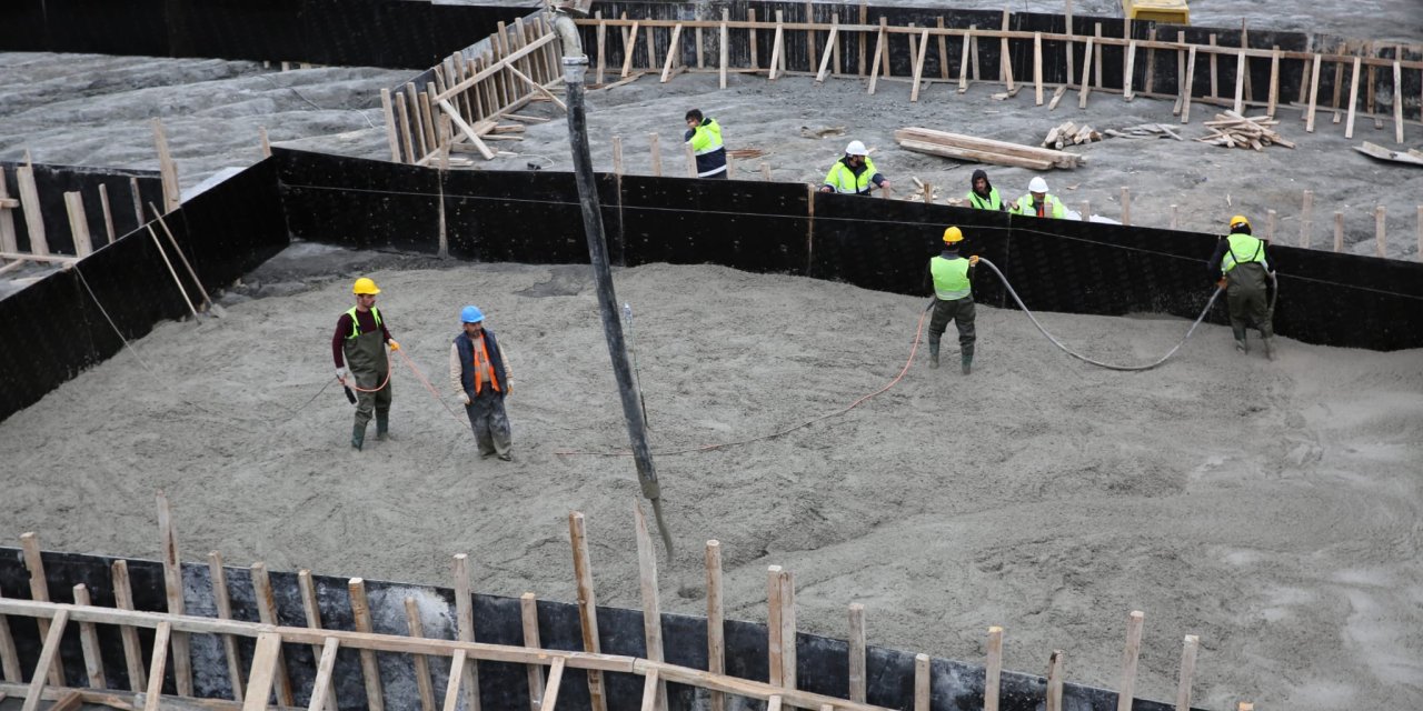 Salıpazarı Barajı'nın gövde beton döküm imalatına başlandı