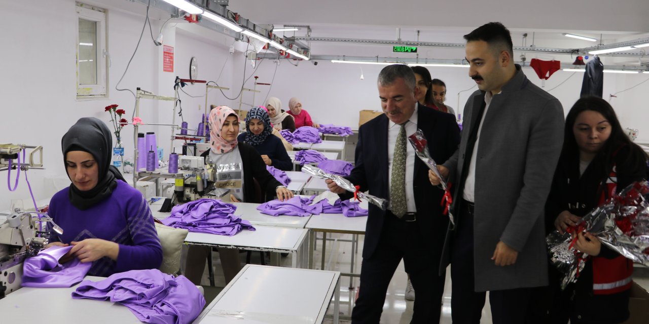 Kaymakam Ayvat ve Başkan Özdemir'den kadınlara ziyaret