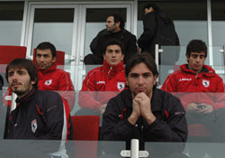 Rakiplerini izlediler