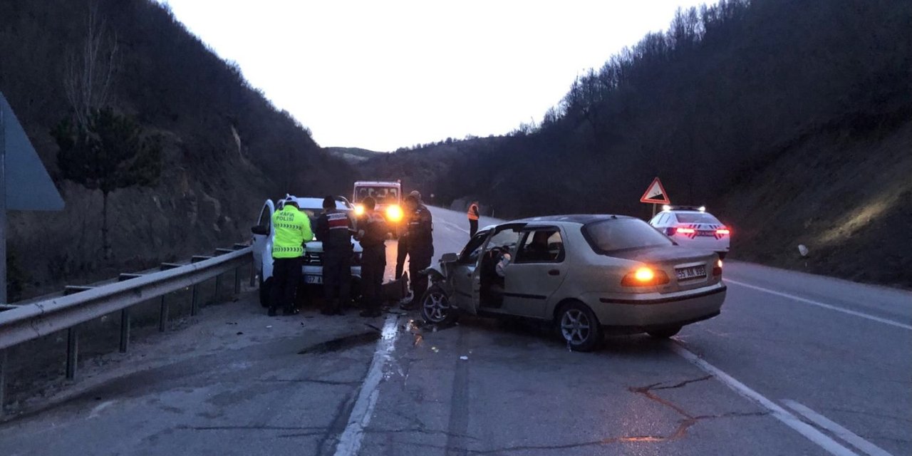 İki aracın çarpıştığı kazada 6 kişi yaralandı