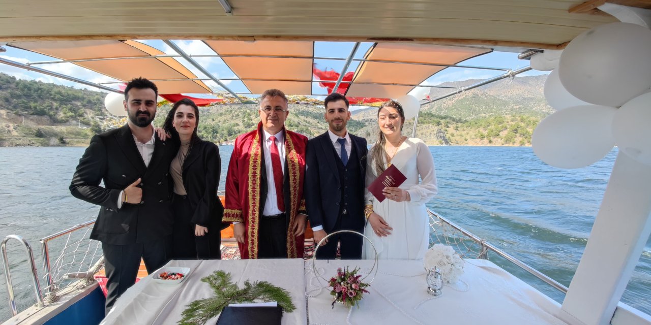 Bir çiftin nikahı teknede kıyıldı