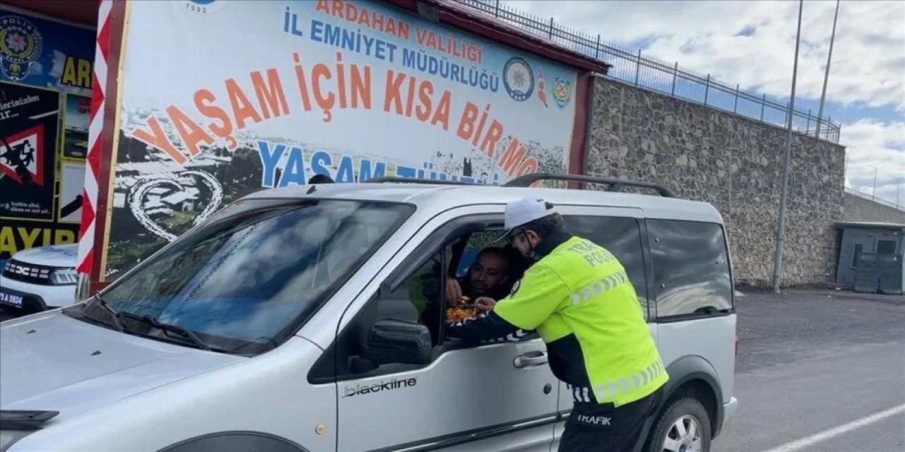 Sürücüler şeker ikram edilerek uyarıldı