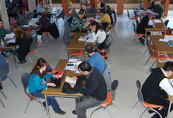 75'lik ninenin kitap sevgisi