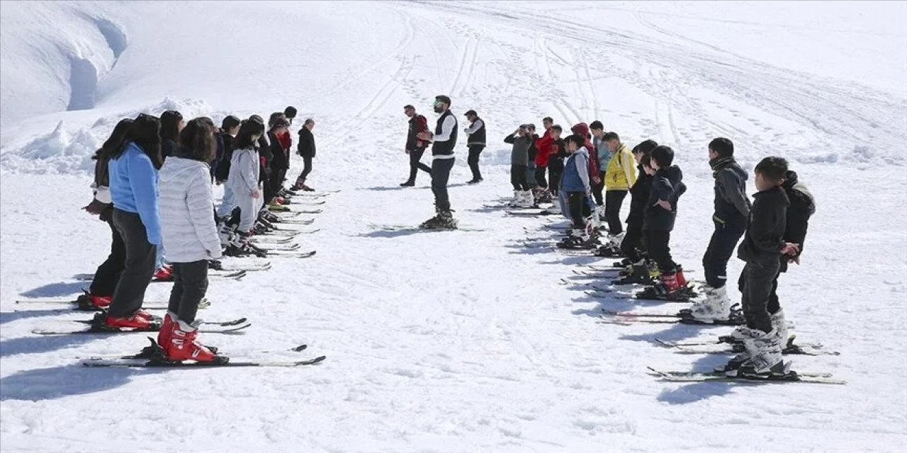 Öğrencilere kayak eğitimi verildi