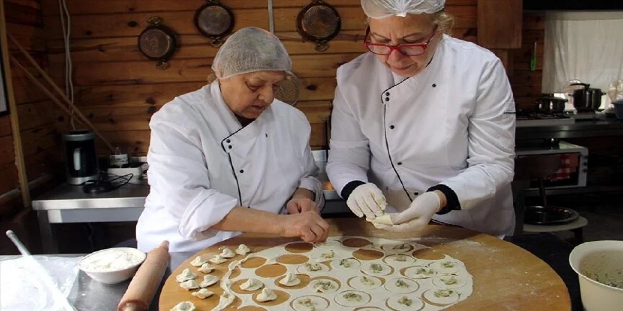 Kooperatif üyesi kadınlar balıklı mantı üretiyor