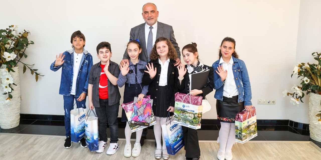 Canik Belediye Başkanı İbrahim Sandıkçı’dan 23 Nisan dolayısıyla miniklere hediye