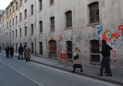 Dikkat taş düşebilir!