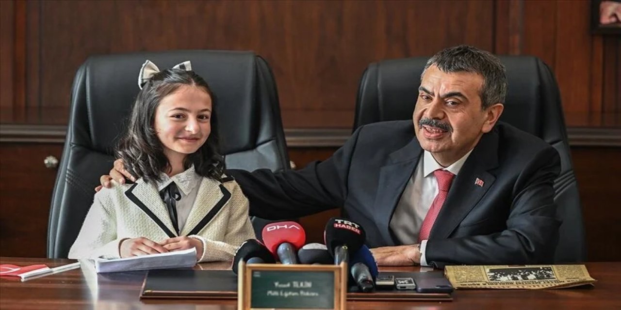 Bakanı Tekin koltuğunu 11 yaşındaki Irmak'a devretti