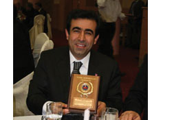 Vali Güzeloğlu'na özel ödül