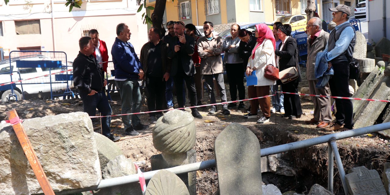 Tarihi caminin avlusunda kazı başladı