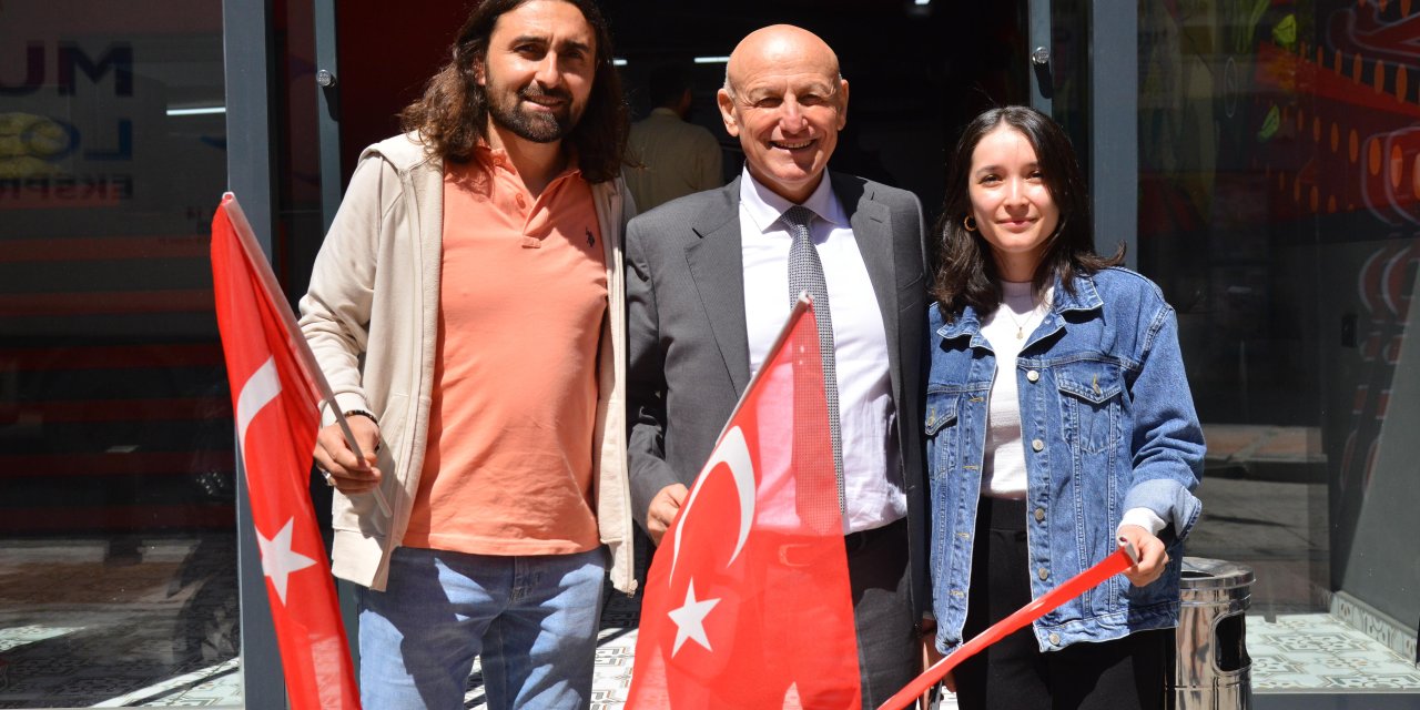 Vatandaşlara Türk bayrakları dağıtıldı
