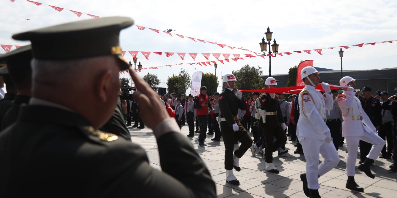 Atatürk'ü temsil eden bayrak karaya çıkarıldı