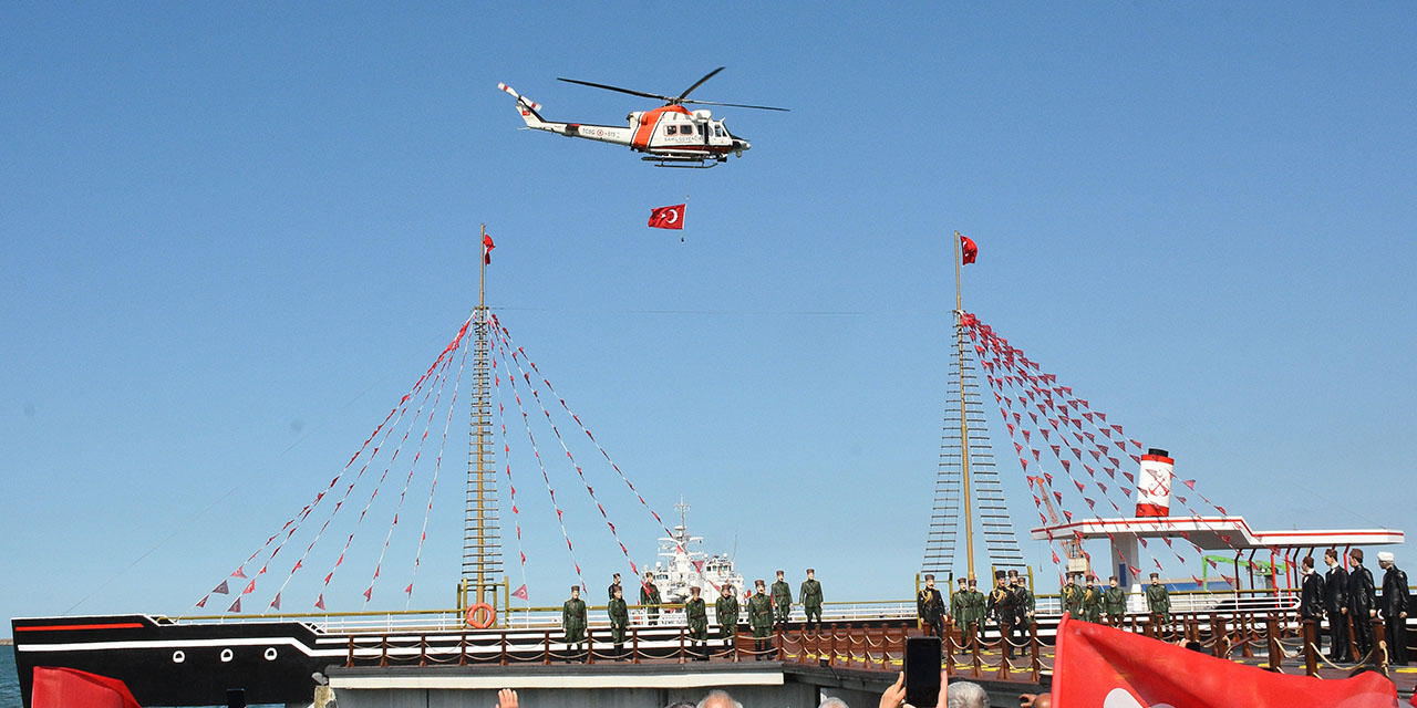 Sahil Güvenlik helikopteri gösteri uçuşu yaptı