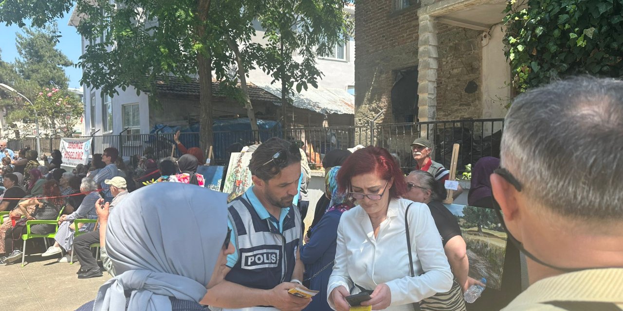 Polis ekiplerinden kadınlara KADES eğitimi