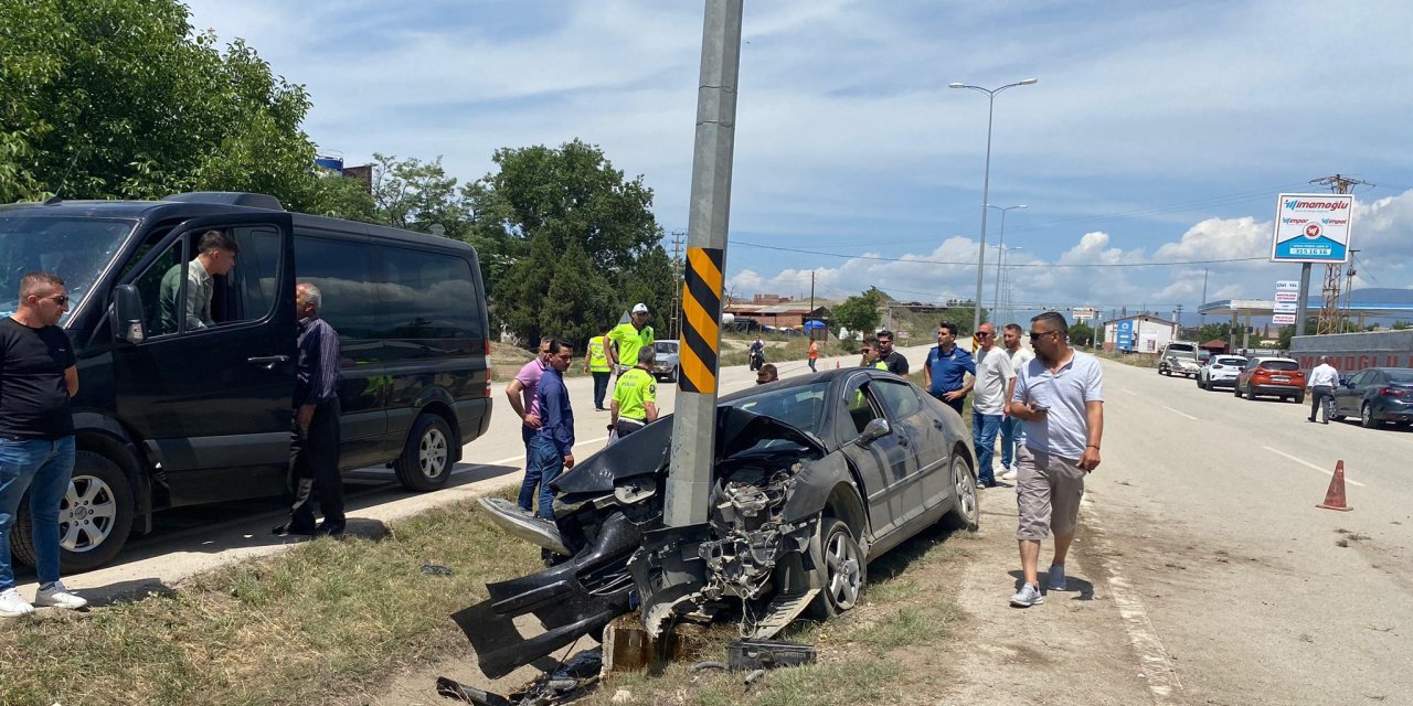 Direğe çarpan otomobildeki 5 kişi yaralandı