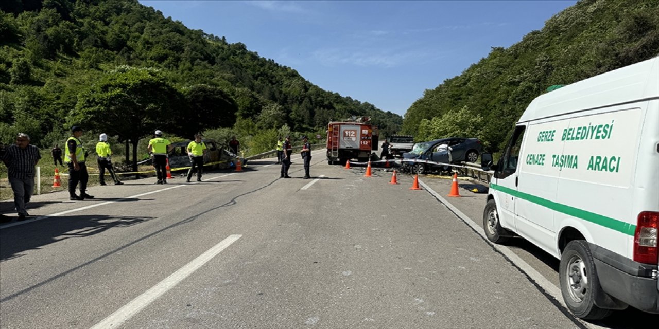 Trafik kazasında 4 kişi öldü 2 kişi yaralandı