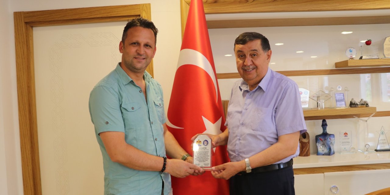 Festival sponsorlarına plaket verildi