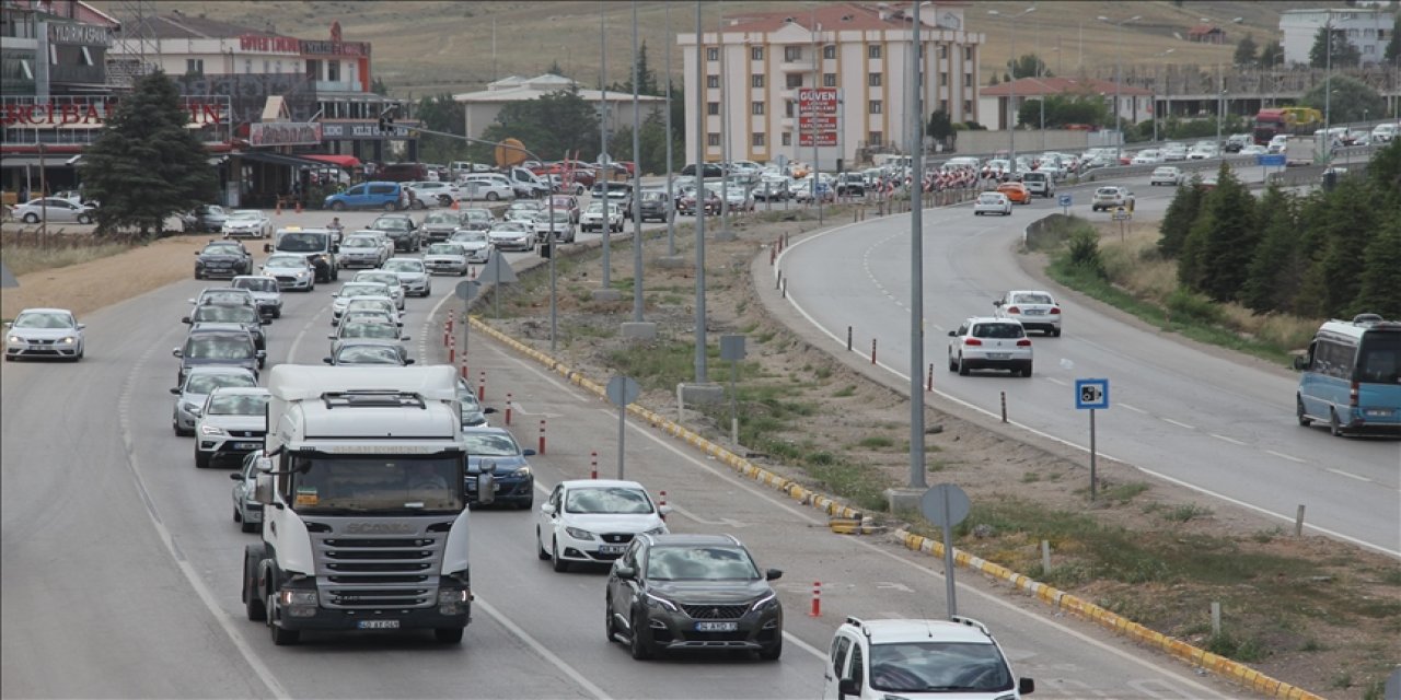 Kilit kavşaklarda trafik yoğunluğu başladı