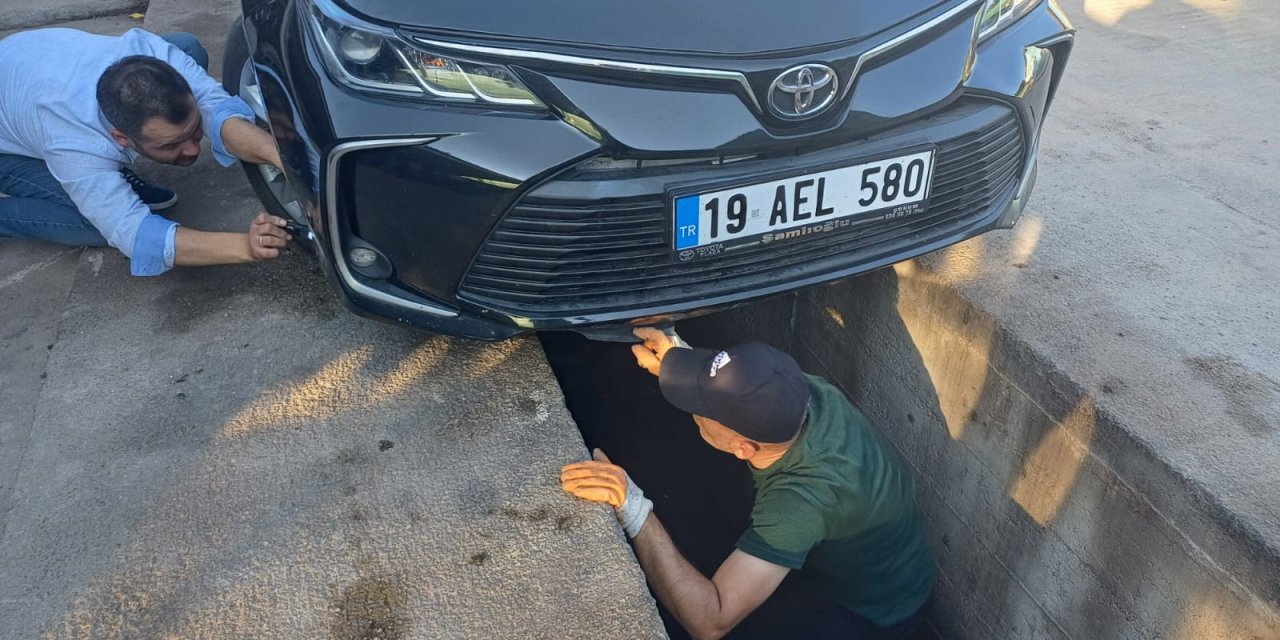 Motor bölümüne giren yılan ekiplerce çıkarıldı