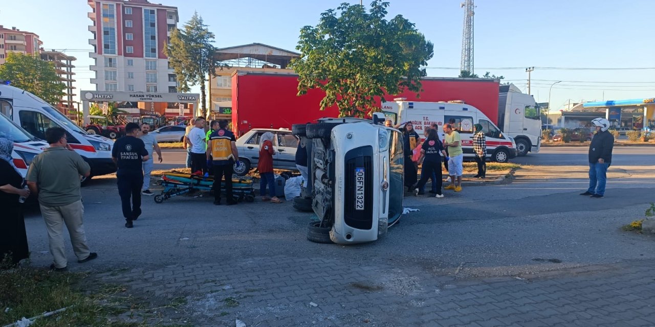 Çarşamba’da hafif ticari araç ile otomobil çarpıştı: 7 kişi yaralandı