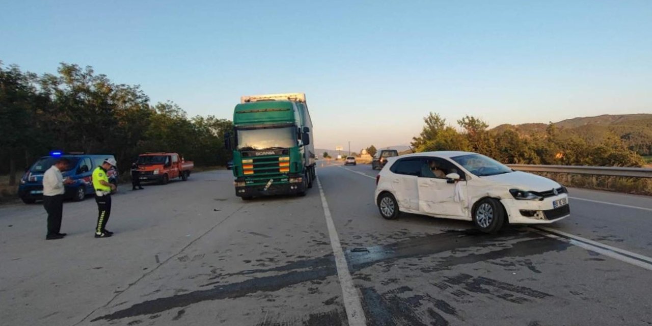 Tırla çarpışan otomobildeki 4 kişi yaralandı