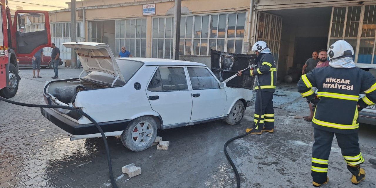 Otomobilde çıkan yangında hasar oluştu