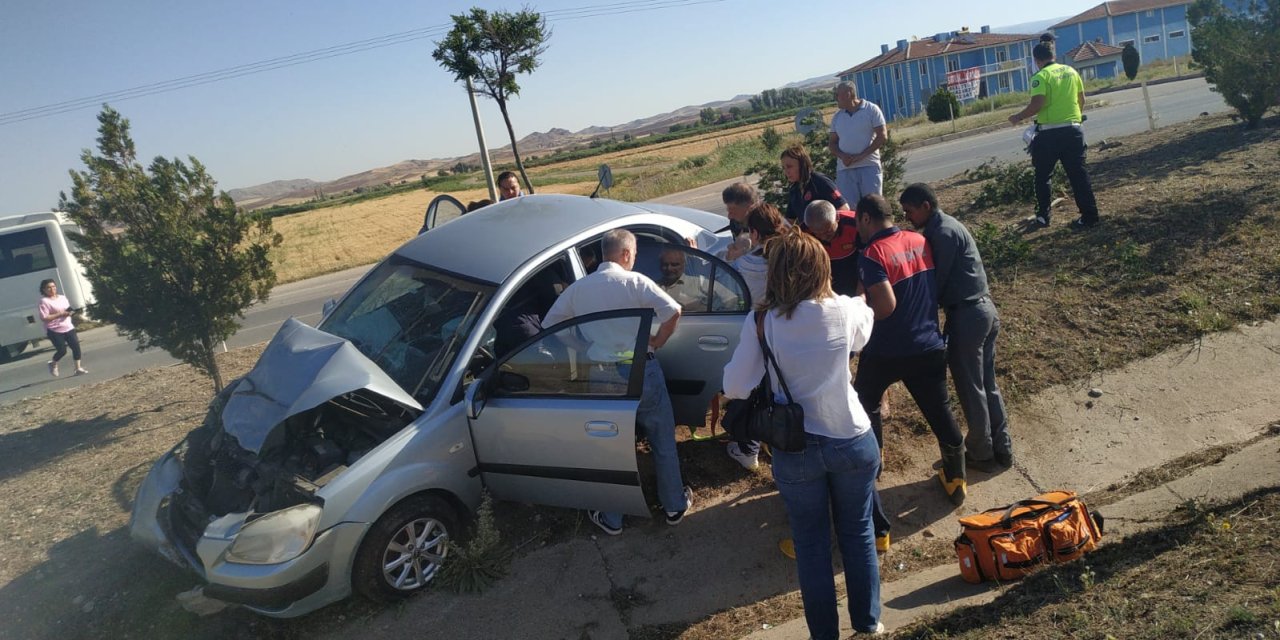 Çarpışan iki otomobildeki 5 kişi yaralandı